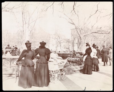 Ansicht von Frauen mit Kinderwagen an einem Brunnen im Madison Square Park, New York, um 1905 von Byron Company